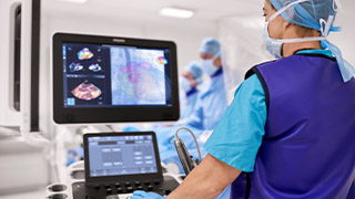 M&eacute;dico a realizar uma avalia&ccedil;&atilde;o 2D do cora&ccedil;&atilde;o com o EPIQ CVXi