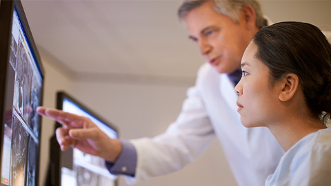 M&eacute;dicos a utilizar o IntelliSpace Portal para uma an&aacute;lise autom&aacute;tica