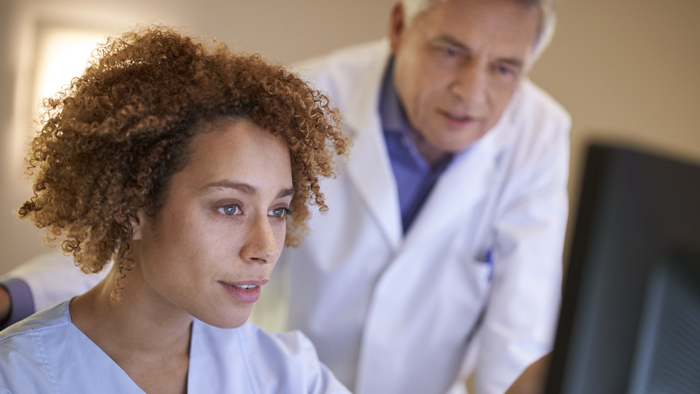 M&eacute;dicos a reverem uma quantifica&ccedil;&atilde;o de resultados ativada por IA