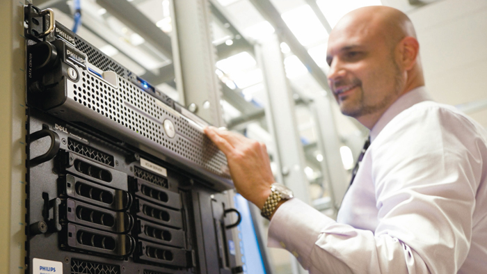 Profissional de TI a verificar o servidor para solu&ccedil;&otilde;es inform&aacute;ticas cl&iacute;nicas