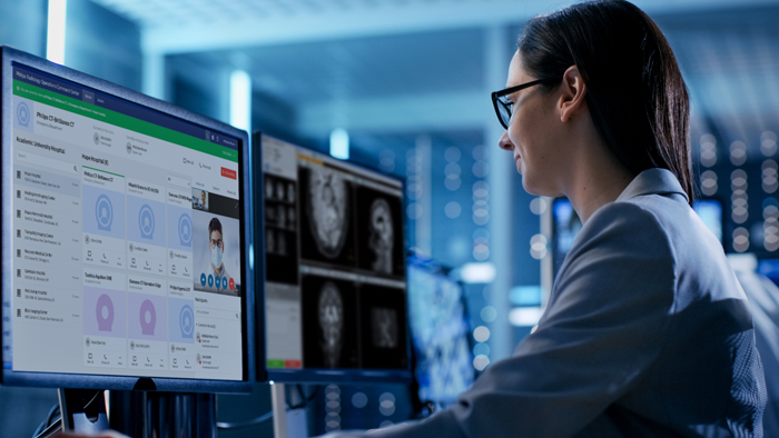 Especialista em imagiologia a dar orienta&ccedil;&otilde;es remotas em tempo real para um exame de imagiologia