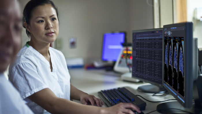 M&eacute;dico a aceder a um estudo r&aacute;pido para come&ccedil;ar a ler