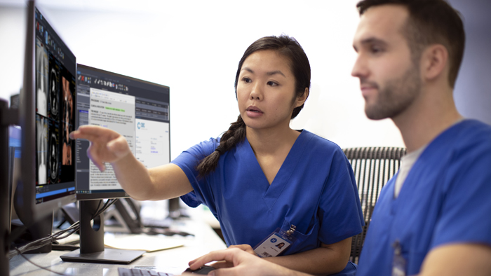 M&eacute;dicos a rever resultados de imagiologia num &uacute;nico espa&ccedil;o de trabalho