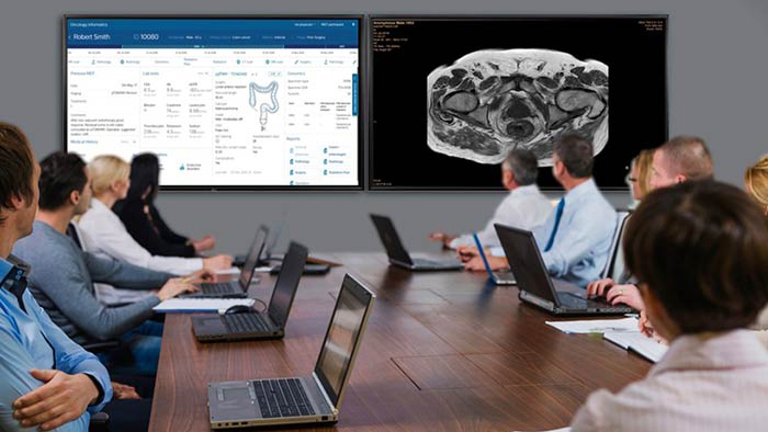 Equipa multidisciplinar numa reuni&atilde;o de revis&atilde;o do grupo multidisciplinar de oncologia