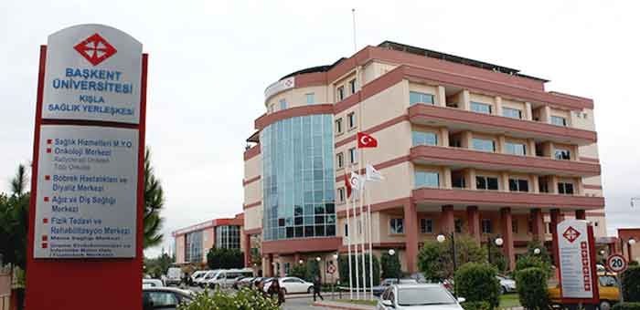 um edif&iacute;cio com bandeiras na frente