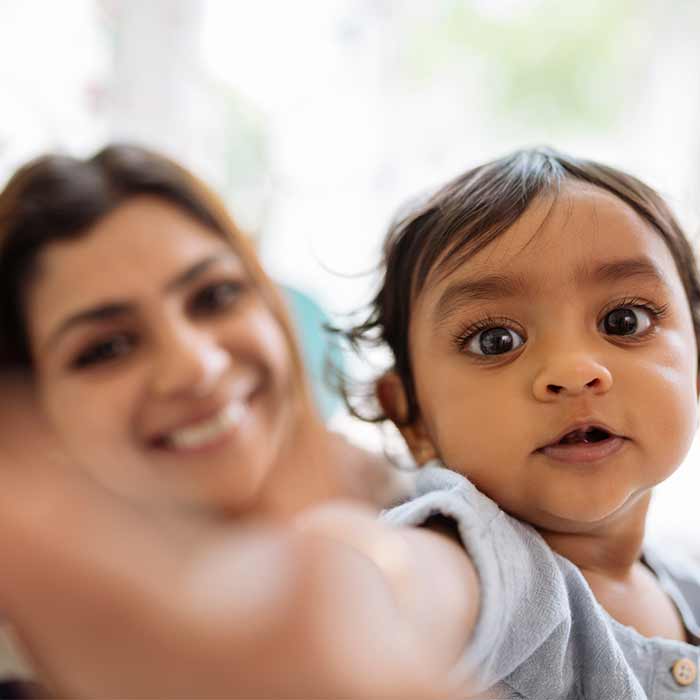 uma mulher e um beb&eacute;