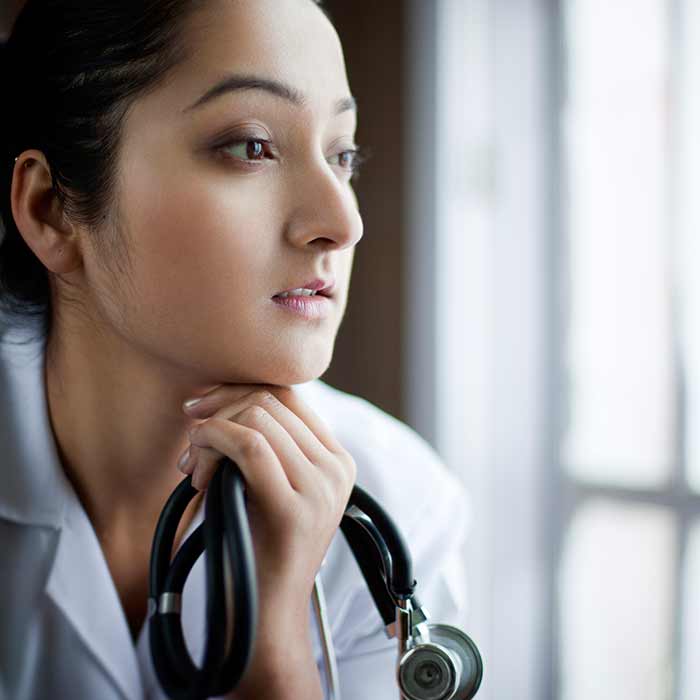 uma mulher a segurar um estetosc&oacute;pio