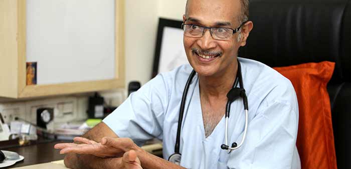 um m&eacute;dico com um estetosc&oacute;pio ao pesco&ccedil;o