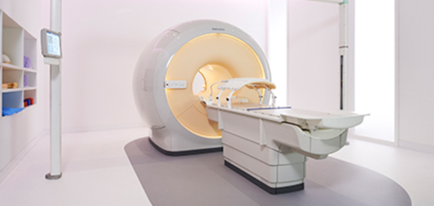 uma m&aacute;quina de resson&acirc;ncia magn&eacute;tica numa sala