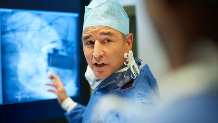 Implante de estimulador card&iacute;aco