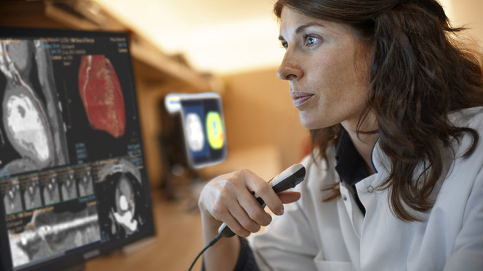 Cardiologista de interven&ccedil;&atilde;o a olhar para imagens cl&iacute;nicas