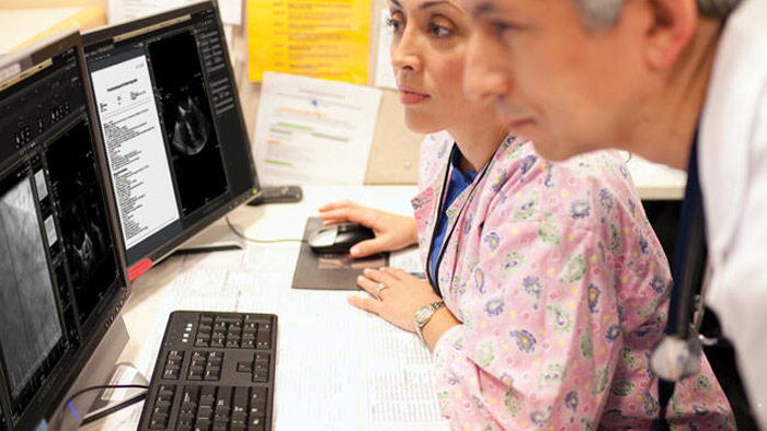 M&eacute;dicos a olhar para o monitor