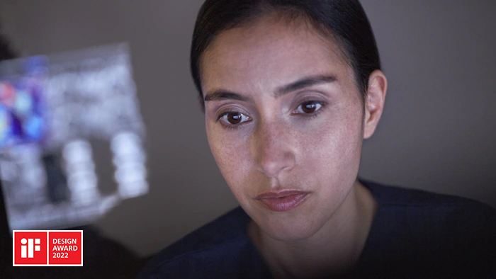 T&eacute;cnico a utilizar uma solu&ccedil;&atilde;o para sala de controlo ativada por IA que planifica eficientemente um exame de RM