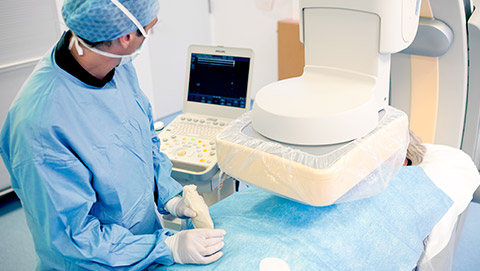 um m&eacute;dico a realizar um raio-x