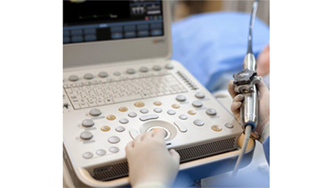 uma pessoa a utilizar uma m&aacute;quina de ultrassons