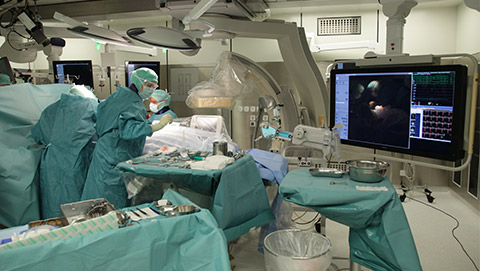 trabalhadores m&eacute;dicos numa sala de cirurgia