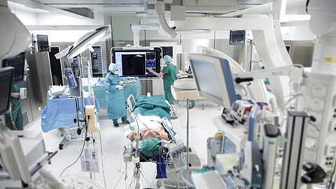 pessoal m&eacute;dico num quarto de hospital