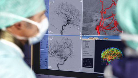 um grande plano de um m&eacute;dico a olhar para o ecr&atilde; de um computador