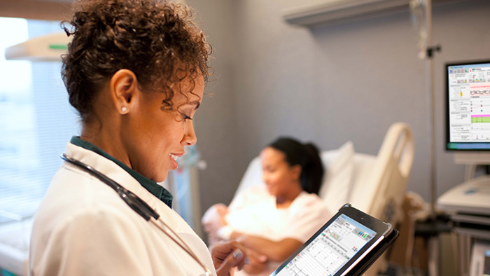 um m&eacute;dico a olhar para um tablet