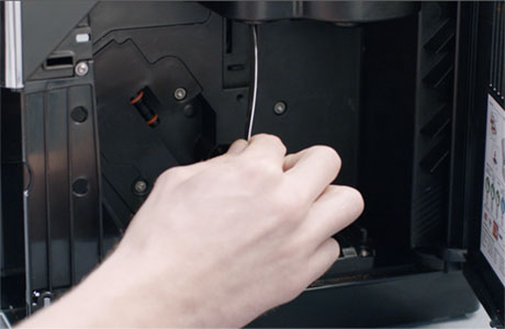 Limpar a abertura de enchimento de caf&eacute;