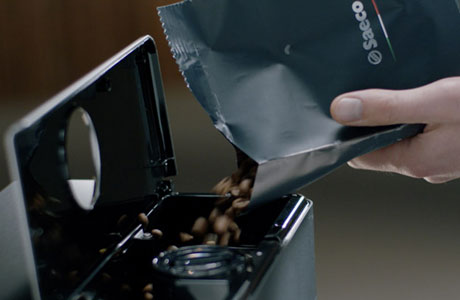 Encher o dep&oacute;sito de &aacute;gua e a tremonha para gr&atilde;os de caf&eacute;