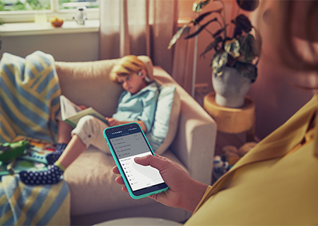 Pais a monitorizar os auscultadores para crian&ccedil;as Philips atrav&eacute;s do telem&oacute;vel