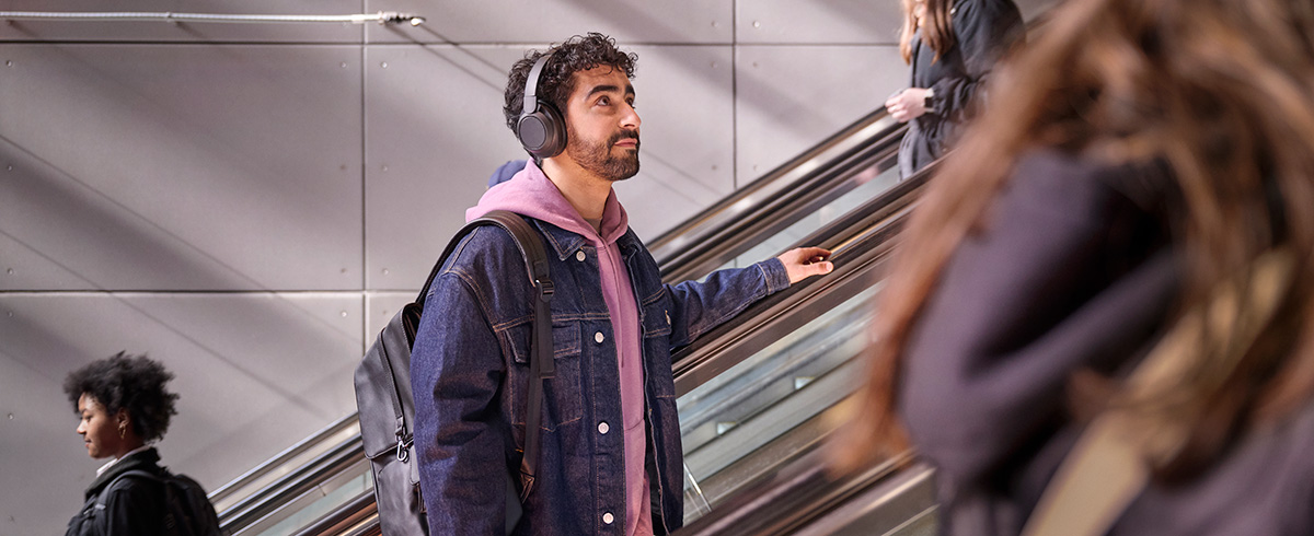 Homem usando fones de ouvido Philips com cancelamento de ru&iacute;do