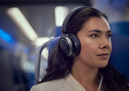Mulher aproveitando o Noise Canceling Pro+ com fones de ouvido Philips L4