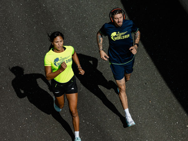 Dois corredores a correr para se manterem &agrave; frente do carro virtual.