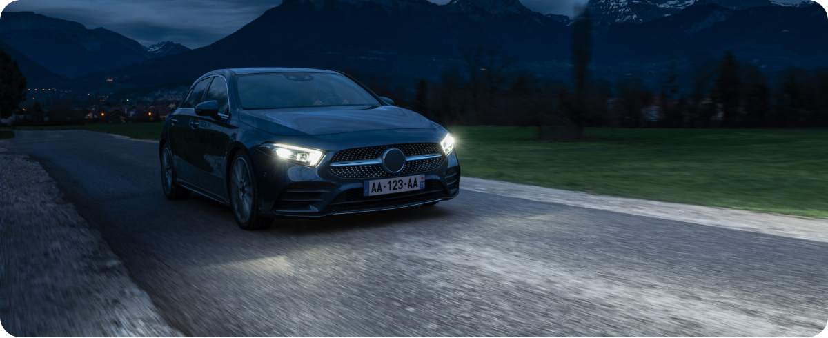 Mulheres a utilizar auscultadores True Wireless &agrave; beira-mar