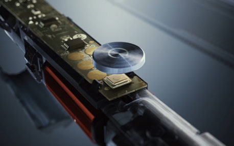 Um close-up do interior de uma m&aacute;quina em funcionamento.