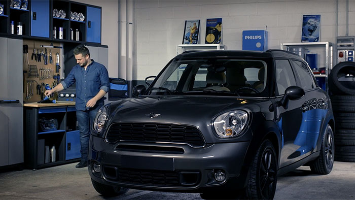Como substituir as l&acirc;mpadas para far&oacute;is do Mini Cooper Countryman