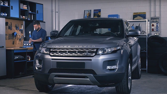 Como substituir as l&acirc;mpadas para far&oacute;is do Range Rover Evoque